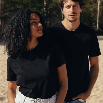 t-shirt-noir-100-fibre-de-coton-naturelle-et-bio-unisexe-hero-fabrication-locale-francaise-duo