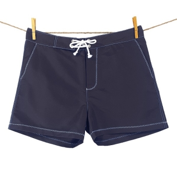 short-de-bain-bleu-nuit-coutures-blanches-bluebuck-en-plastique-recycle