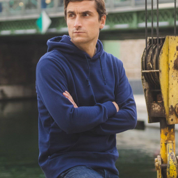 sweat-a-capuche-bleu-marine-100-recycle-a-partir-de-plastique-et-vetement-recycle-de-chez-hero-modele-homme