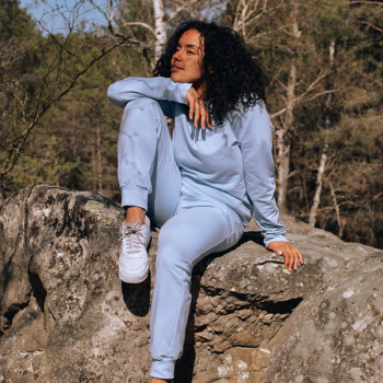 jogging-unisexe-bleu-ciel-hero-100-recycle-fibre-de-coton-bio-et-naturel-photo-femme