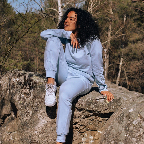 jogging-unisexe-bleu-ciel-hero-100-recycle-fibre-de-coton-bio-et-naturel-photo-femme