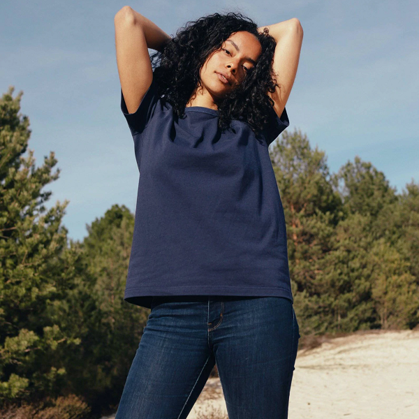 t-shirt-bleu-marine-100-fibre-de-coton-naturelle-et-bio-unisexe-hero-fabrication-locale-francaise-femme